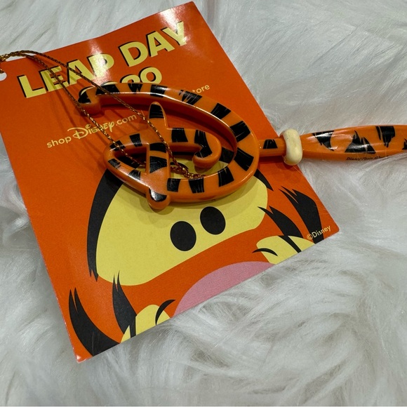 Disney Store Exclusive Leap Year Day 2020 Tigger Key NWT - Picture 2 of 7
